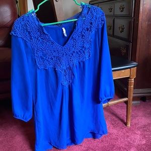 Blue lucky lace top 3/4 sleeve length